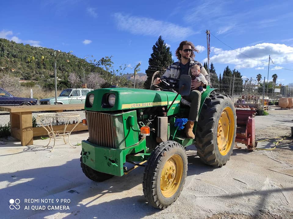 Trabajo en el campo con el tractor
